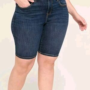 Women's Lane Bryant Bermuda Denim Blue Jean Shorts Size 26 Stretch Mid Rise
